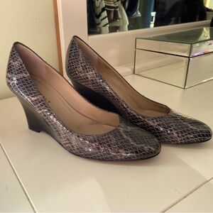 Ellen Tracy “Gloria” Wedge Snakeskin Pumps Size 7.5